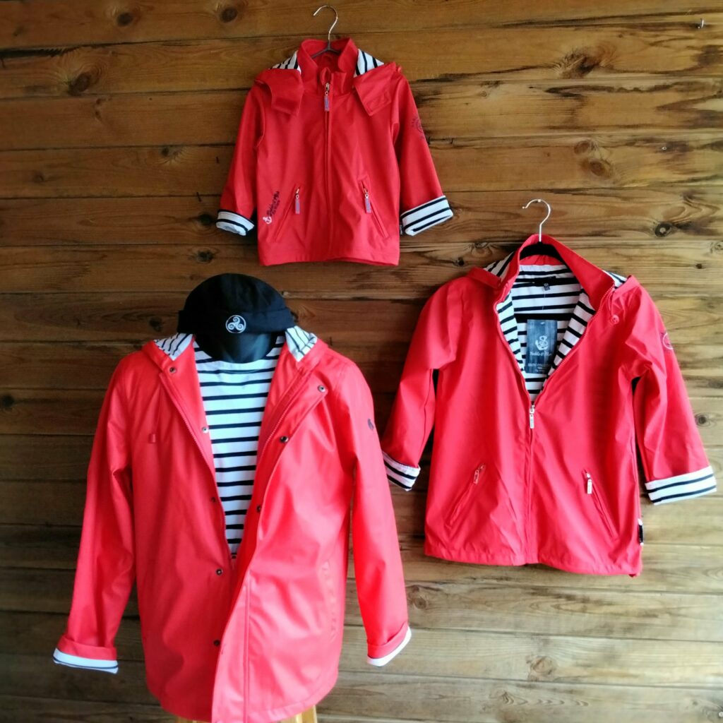 Vêtements marins et autres : ciré rouge adulte et enfant